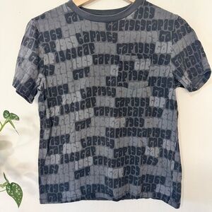 👕 GAP Kids Allover Logo Pocket Tee – Gray/Black